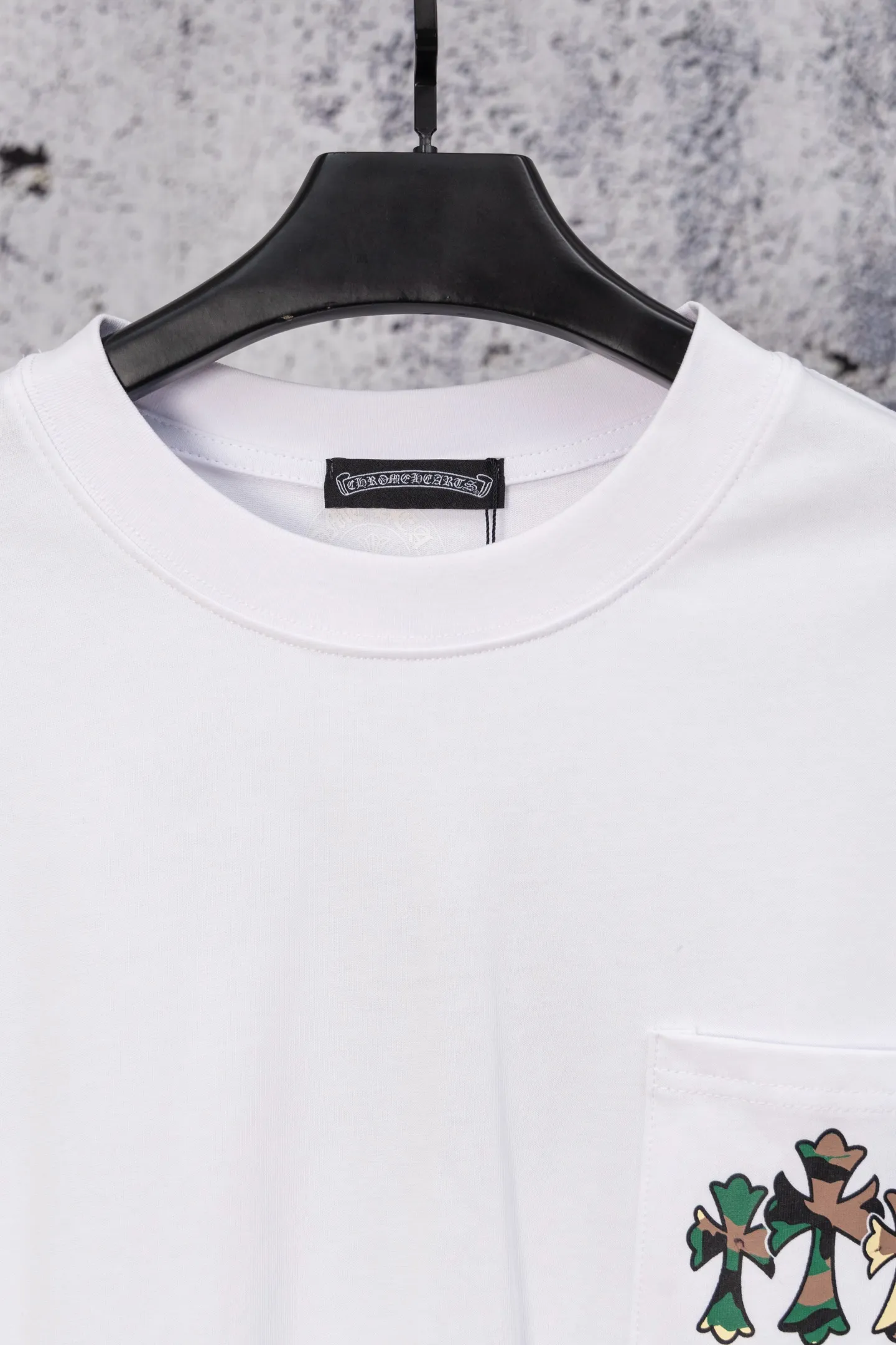 P190 Chrome Hearts CH Chrome Hearts Arm Camouflage Letters Large Logo Pocket Long Sleeve T-shirt Made of 300 grams of pure cotton fabric Threads are encrypted in the same color as the cylinder. The color is the same. Buy with confidence. The workmanship details are to the extreme, different from ordinary products in the market. White ink direct-jet printing high-temperature technology. Large factory flow workmanship. Double-line hemming production. Machine washable. High temperature resistance. Imported pigments will not fall off. Color: black white. Size: S—